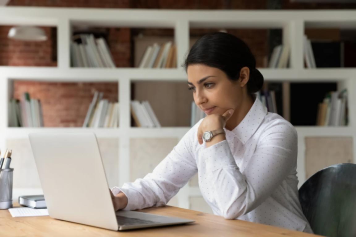 Studierende analysieren Budgettrends gemeinsam am Bildschirm